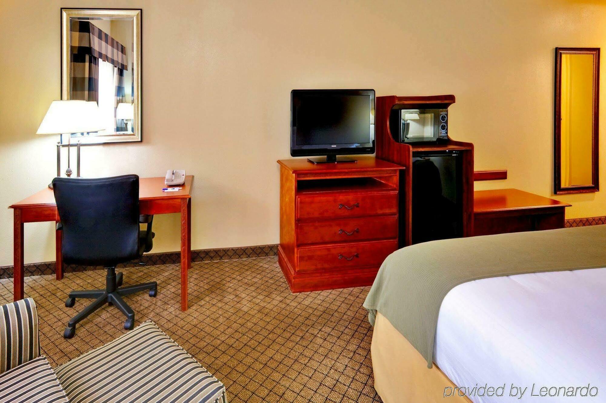 Holiday Inn Express & Suites Greenwood Zimmer foto
